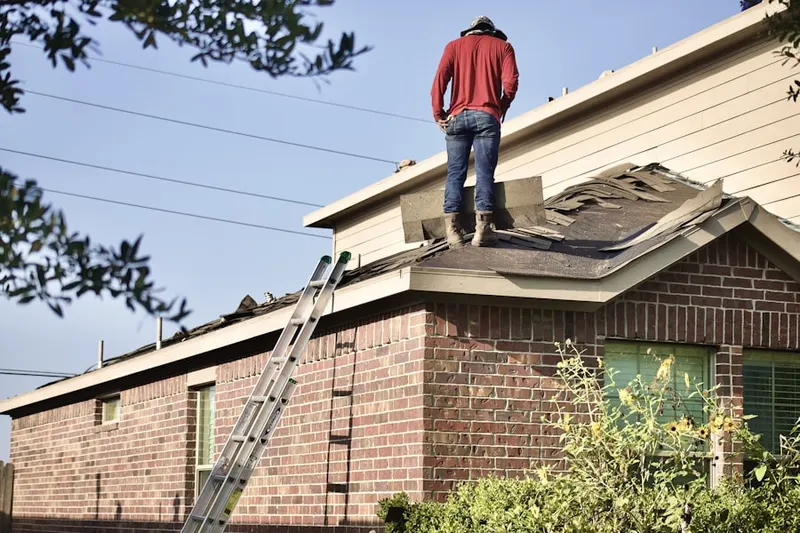 Professional roofer working on a residential roof in Terralargo